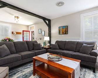 Rocklyn Inn Bed & Breakfast - Walters Falls - Living room