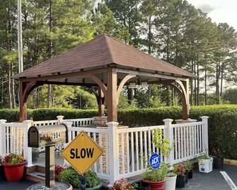 West Bank Inn - Augusta - Patio