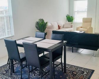 Your Perfect Getaway: Explore Our Serene and Fully Equipped Gem by Lake Lavon. - Princeton - Dining room