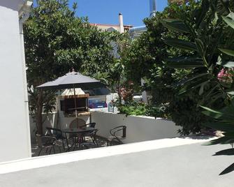 Private Villa 50 Metres From The Beach - Kokkari - Binnenhof