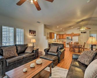 Patio and Mtn Views Tranquil Sedona Gem - Sedona - Olohuone