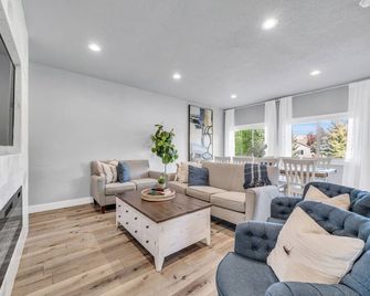 Beautiful Lake House with pool and hot tub! - Garden City - Sala de estar