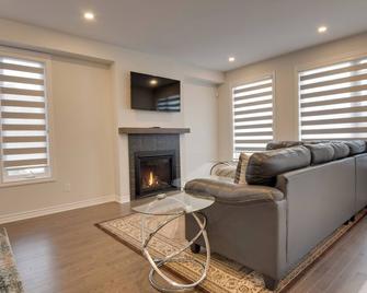 Peaceful House at Barrhaven Ottawa - Ottawa - Living room