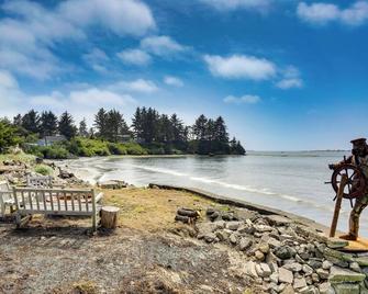 Waterfront Coos Bay Retreat w/ Kayaks! - Coos Bay - Pláž