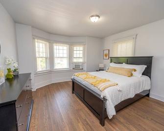 Downtown Retreat, Hot Tub, Firepit, Grill - Michigan City - Bedroom