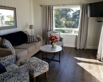Oceanview Cottage Spectacular views near golf course - Morro Bay - Living room