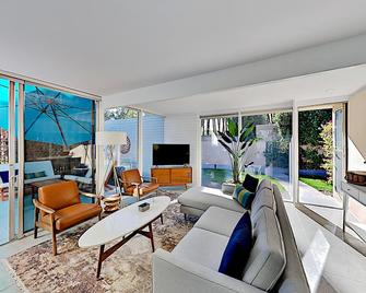 Updated Mid-Century Gem | 3 Patios & Gas Grill | Near Downtown - Palm Springs - Pokój dzienny