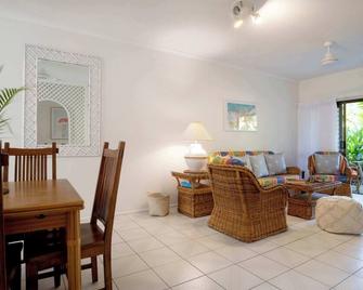 Kirrama 2 - Mission Beach - Living room