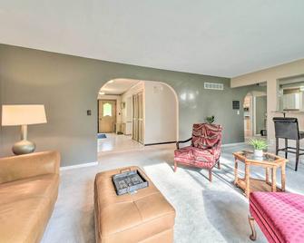 Cozy West Bloomfield Home - Fishing Nearby! - West Bloomfield - Living room