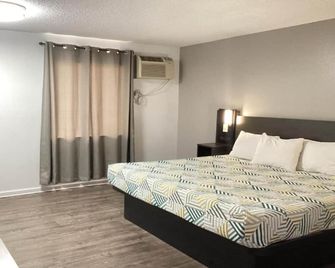 1 King Bed|Non-Smoking, Micfridge - Selma
