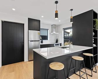 Peaceful Elegant Designated Park King Bed - Christchurch - Kitchen