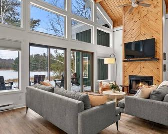 Lakeside 5-BR Home in Idyllic Berkshires - Becket - Sala de estar