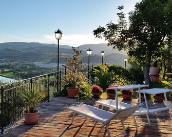 Country house with swimming pool for your relax - Tolentino - Balcón