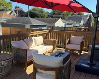 5BR Family home Near O’Hare, Easy Airport & Downtown Access, Garage Parking. - Chicago - Balcony