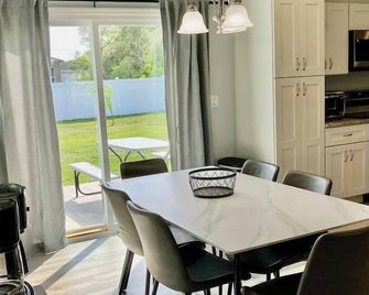 Merlin's Manor - Ocala - Dining room