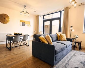Spacious One Bedroom Apartment with Terraced Patio - Hungerford - Salon