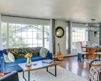 Explore Chugach and Beaches! Anchorage Adventure Pad - Anchorage - Living room