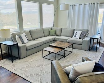 10 min to Healdsburg - Modern Farmhouse with Pool, Spa & Views - Windsor - Huiskamer