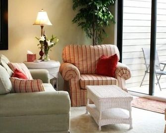 Fabulous Seabrook Beach/Golf Villa Awaits You... and Fido Too! - Seabrook Island - Wohnzimmer