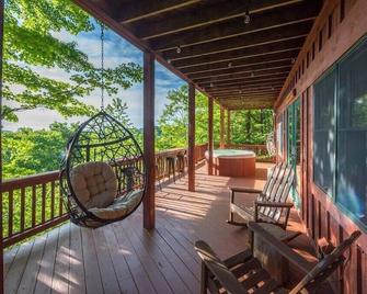 The Skybox Cabin Stunning Views Hottub Game Room - Mars Hill - Balcony