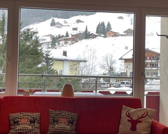 Appt (4p), Mittelberg, Kleinwalsertal, balcony (SW), view of ski slope (200m). - Mittelberg - Balcony