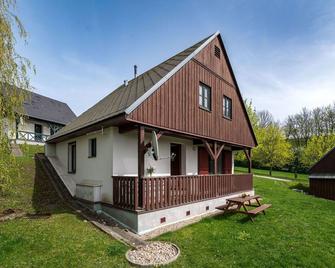 Stunning private villa for 7 guests with WIFI, pool, TV, terrace, pets allowed and parking - Dvůr Králové nad Labem