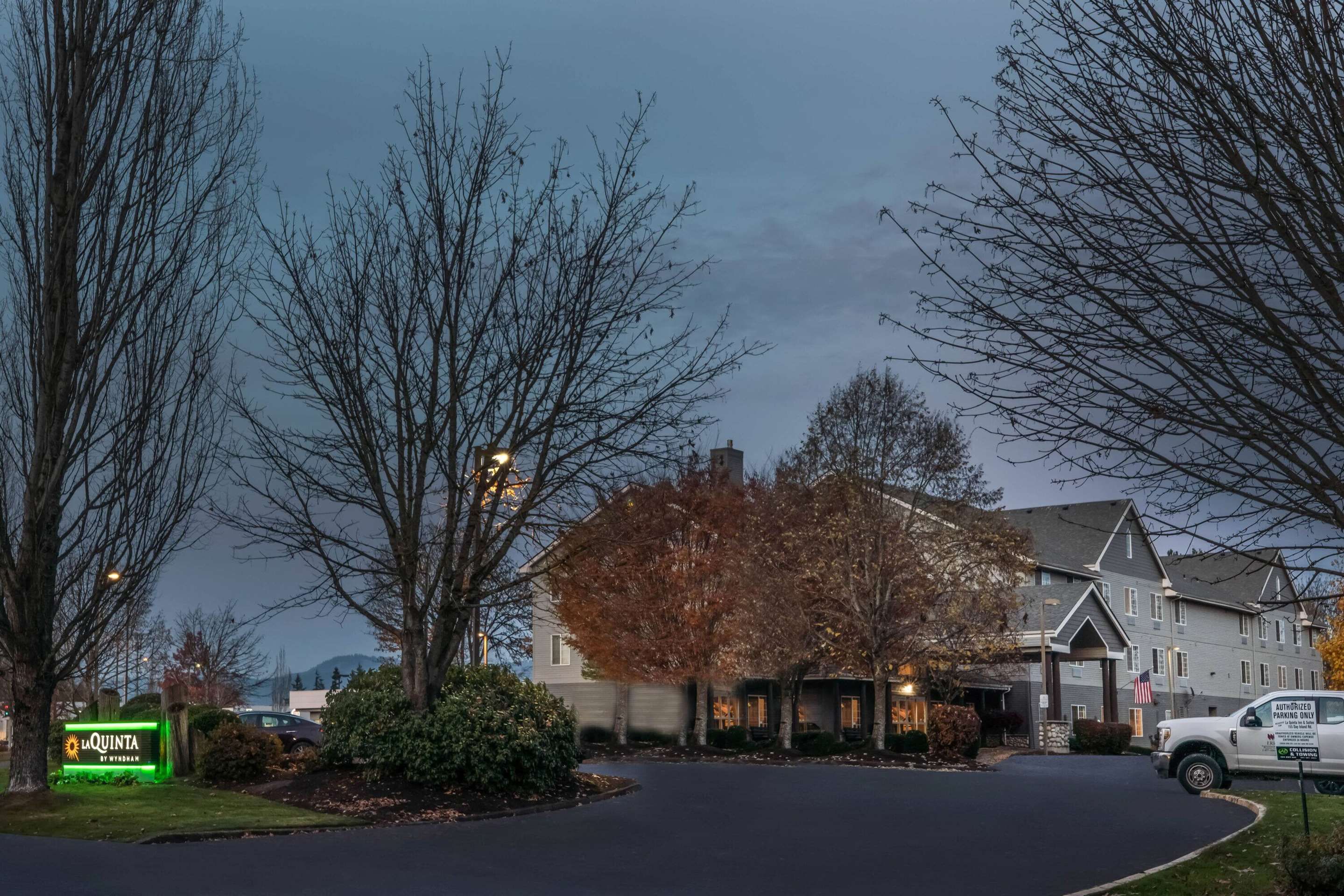 La Quinta Inn & Suites by Wyndham Eugene - יוג'ין - בניין