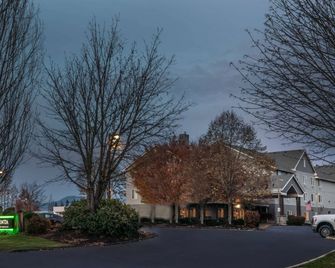 La Quinta Inn & Suites by Wyndham Eugene - יוג'ין - בניין