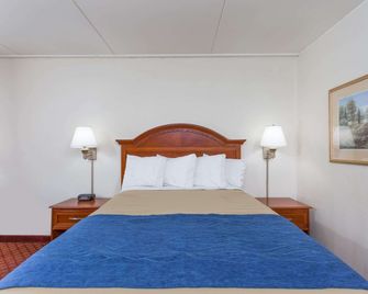 دايز إن باي ويندام وينستون ساليم نورث - وينستون-سالم - غرفة نوم