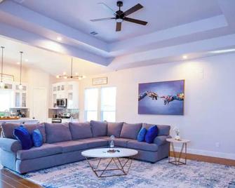 Spacious 4br Retreat Near Downtown, Bishop Arts & Dallas Zoo - Dallas - Sala de estar