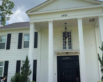 Local landmark 4-bedroom estate with WiFi, AC on large farm in Forest, MS - Forest - Gebouw