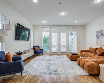 Hermann Park Hideaway Sleeps 12 w/ Parking & Patio - Houston - Wohnzimmer