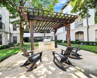 Mid-rise King in the Heart of Downtown And Midtown - Houston - Patio