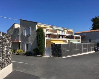 Hôtel Résidence Les Flots - Saint-Palais-sur-Mer - Building