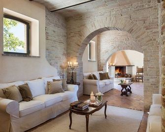 Villa Verde Luna: A characteristic and welcoming two-story age-old farm house surrounded by the greenery, with Free WI-FI. - Assisi - Wohnzimmer