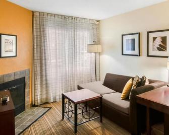 One Bedroom Queen Suite with sofa bed and fully equipped kitchen - Westborough - Wohnzimmer