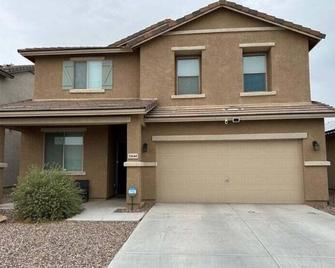 Spacious 4-bedroom house in El Mirage just minutes from everything - El Mirage - Building