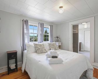 Fall views, hot tub, private garden, parkway, pets, hiking, biking, skiing - Candler - Bedroom