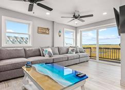 Oceanside Hampton Beach Property - Hampton - Living room