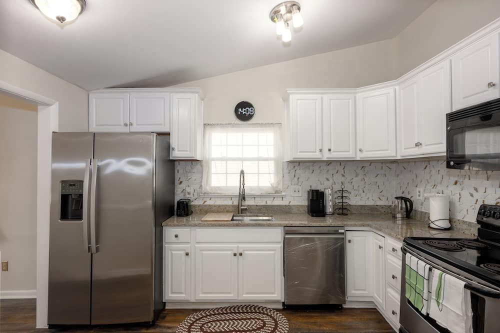 Beautifully furnished house located in sought after Rosedale community.