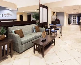 Microtel Inn & Suites by Wyndham Spring Hill/Weeki Wachee - Spring Hill - Lobby