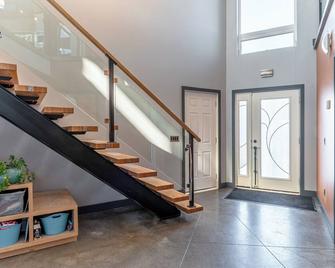 Cozy Northern lights retreat in Niven Lake w/ stunning lake views - Yellowknife - Escadas