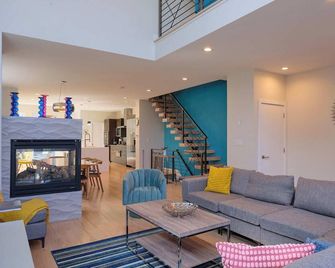 Spacious 5-bedroom house with WiFi, AC in walkable LoHi Denver - Denver - Sala de estar