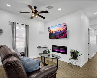 Charming 2-Bedroom House Family Friendly & Cozy - El Paso - Living room