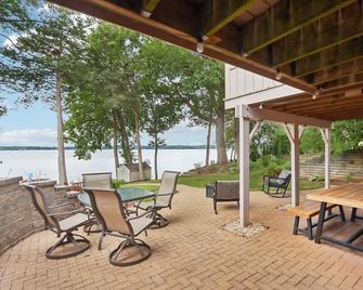 Cozy Cottage - Lake House on Rock Lake - Lake Mills - Patio