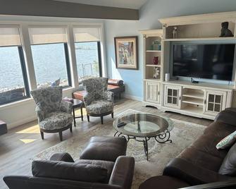 80ft of private beach, lakefront with mountain views right on Skaha Lake! - Penticton - Living room