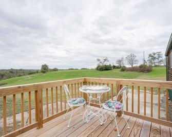 Open Concept Cabin for 2 - Near Ark Encounter! - Williamstown - Balcón