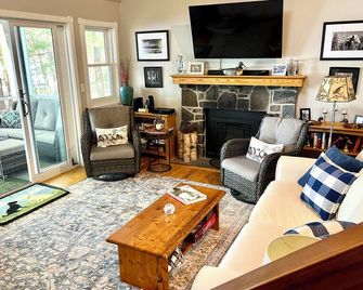 Four Bedroom, Year-Round, Lakefront Home on Swanzey Lake in Swanzey, NH - Swanzey - Sala de estar