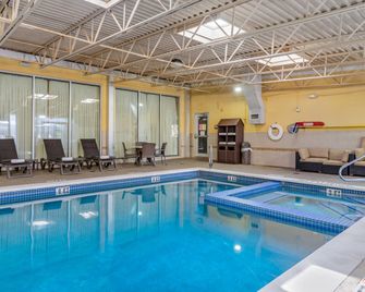 Comfort Inn & Suites Triadelphia - Wheeling - Triadelphia - Zwembad