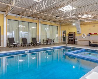 Comfort Inn & Suites Triadelphia - Wheeling - Triadelphia - Piscina